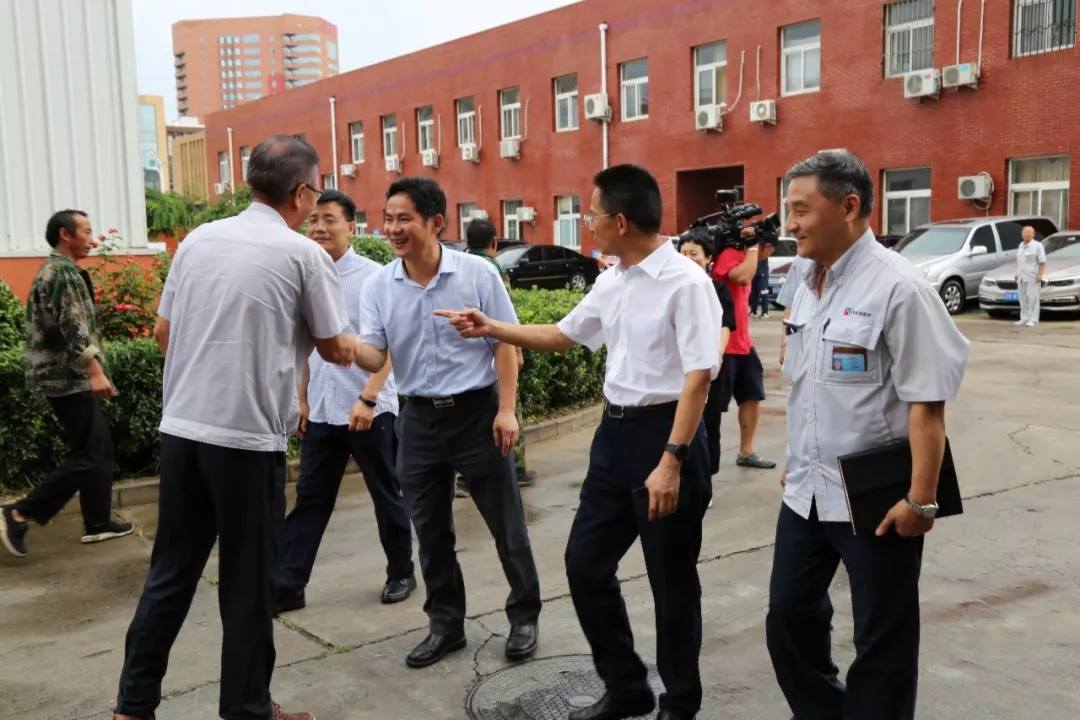 東華原醫(yī)療董事長接待各位來賓 東華原醫(yī)療董事長接待各位來賓