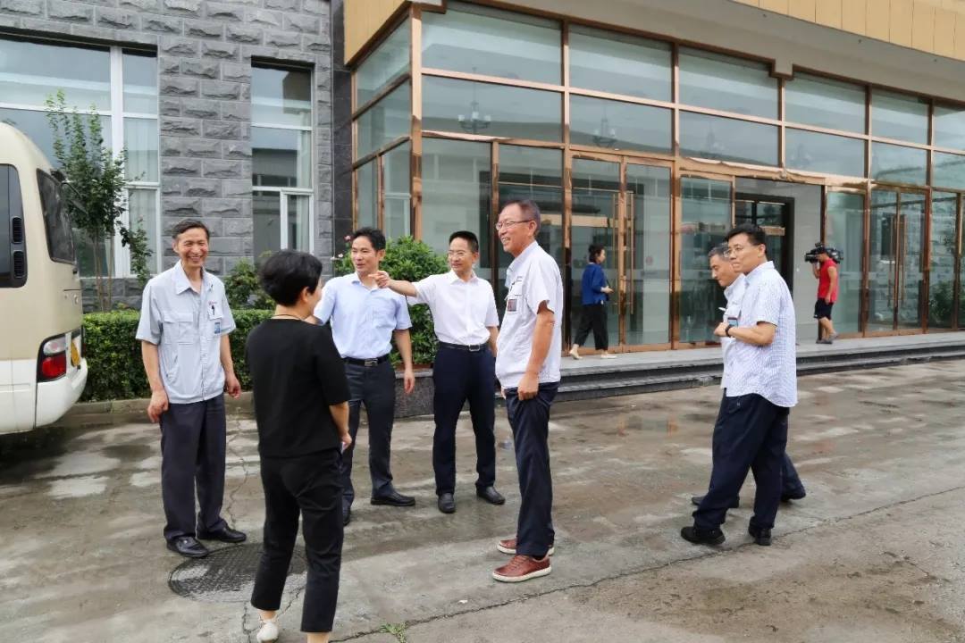 東華原醫(yī)療董事長接見總工會(huì)成員 東華原醫(yī)療董事長接見總工會(huì)成員