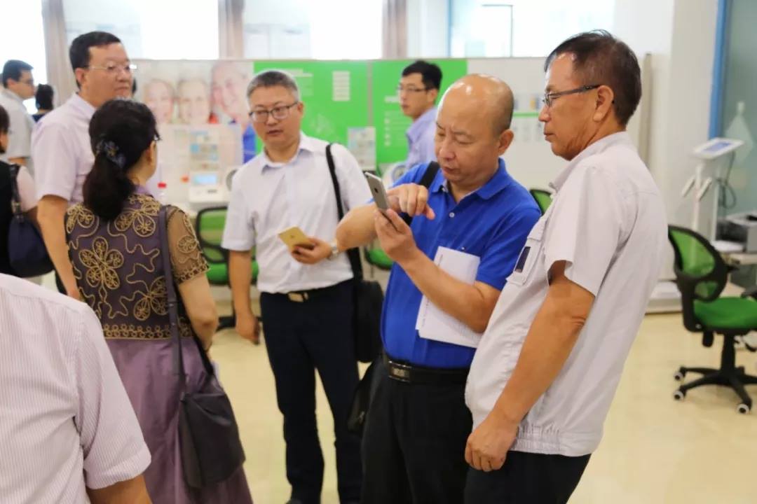 參觀健康小屋 參觀健康小屋