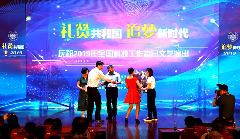 為東華原醫(yī)療姜黎濱總經(jīng)理頒發(fā)感謝狀 為東華原醫(yī)療姜黎濱總經(jīng)理頒發(fā)感謝狀