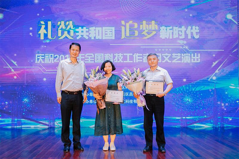 為東華原醫(yī)療姜黎濱總經(jīng)理頒發(fā)感謝狀 為東華原醫(yī)療姜黎濱總經(jīng)理頒發(fā)感謝狀