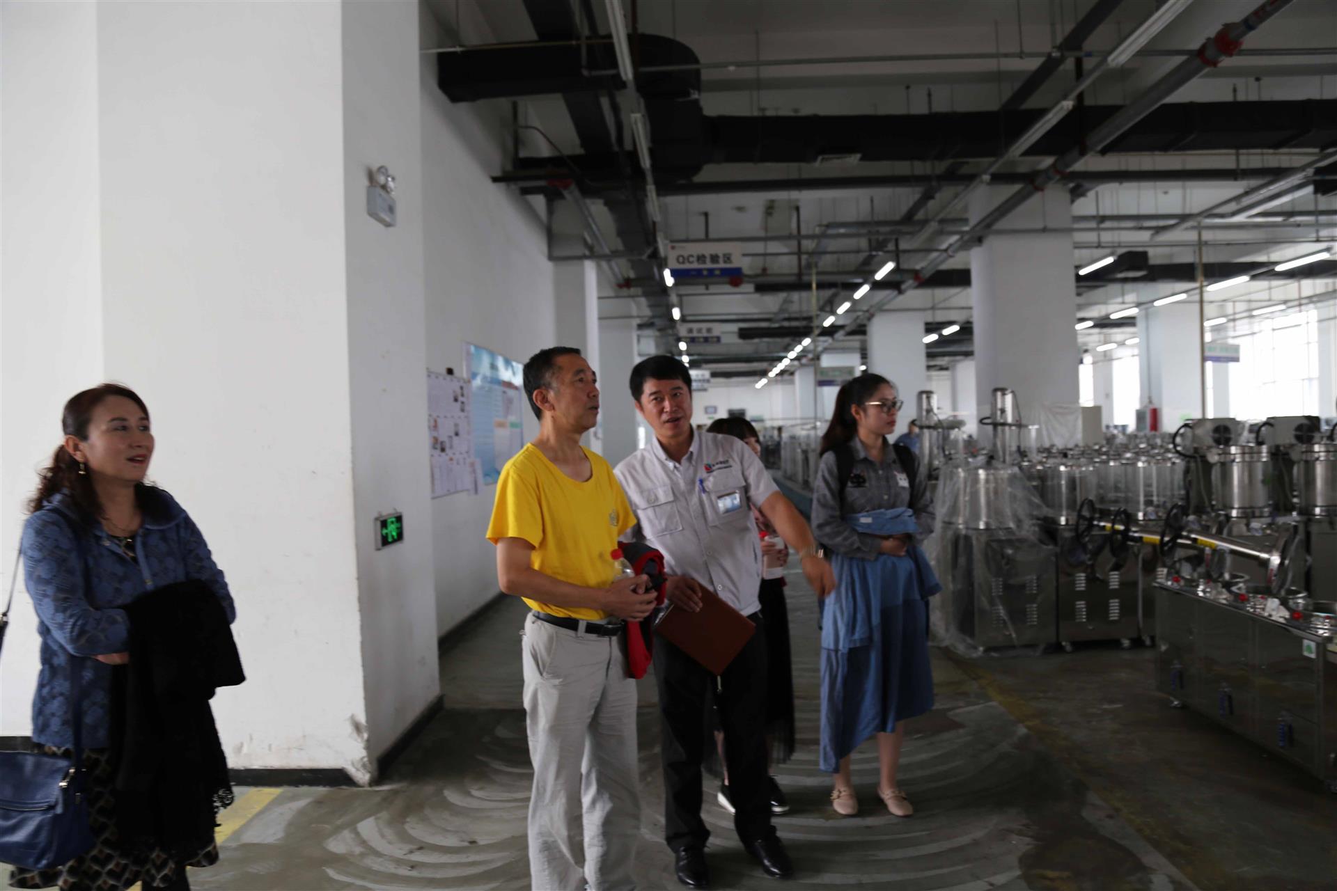 參觀煎藥機(jī)的生產(chǎn)車間 參觀煎藥機(jī)的生產(chǎn)車間